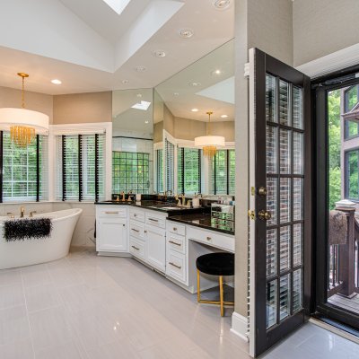 main bathroom with access to pool